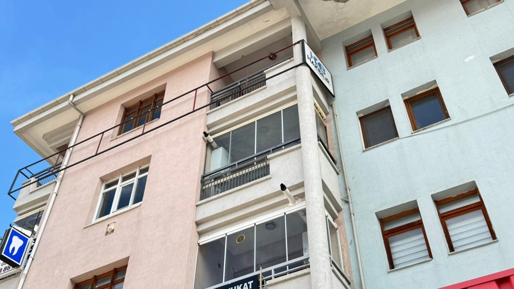ankarada 5inci kattan duserek yaralandi 5