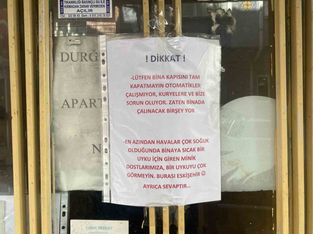 apartman kapisina yapistirilan ilginc yazi dikkat cekti 0 zULd4udj