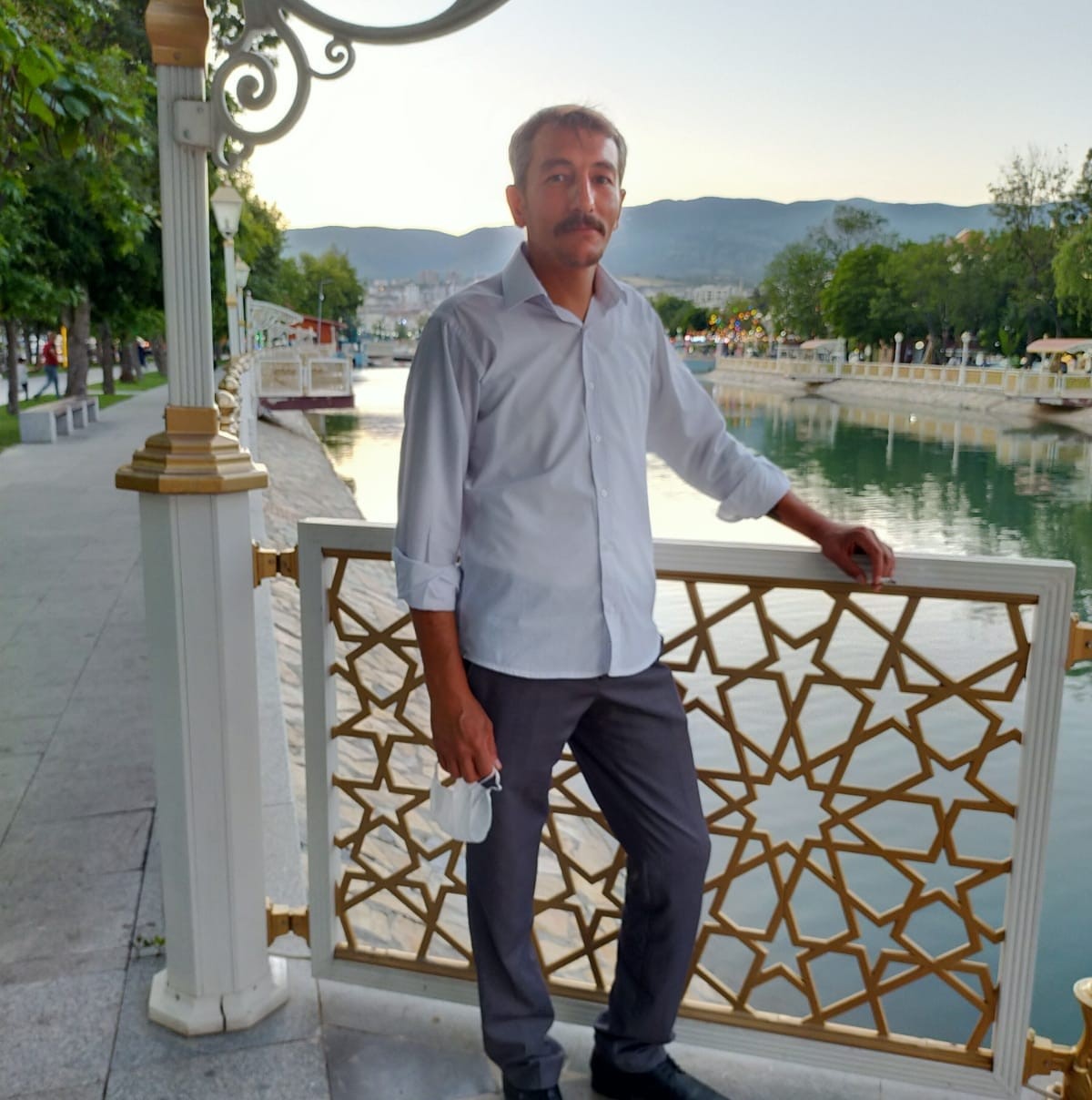 arkadasini balta ile oldurdu evin onune cikip adam oldurdum diye bagirdi 0 MyEarZBD