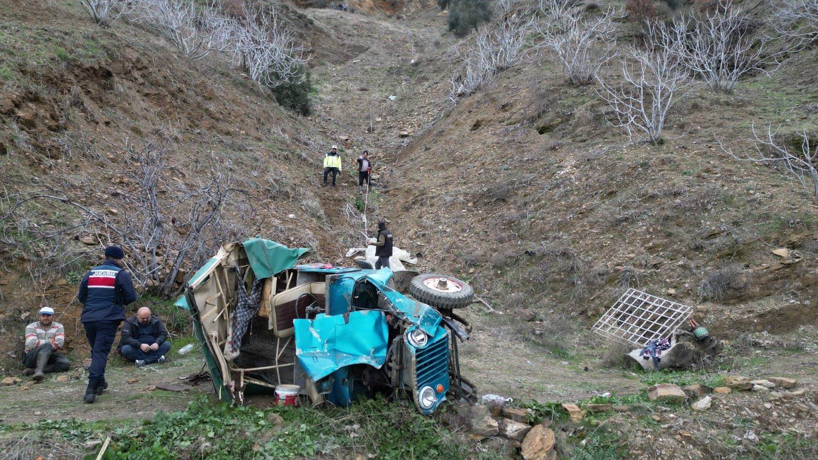 aydinda zeytin iscilerini tasiyan cip takla atti 1 olu 4 yarali 0 f94BRqGO