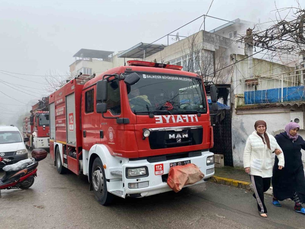 balikesirde komurlukte cikan yangin korkuttu 1 pDM9iak3