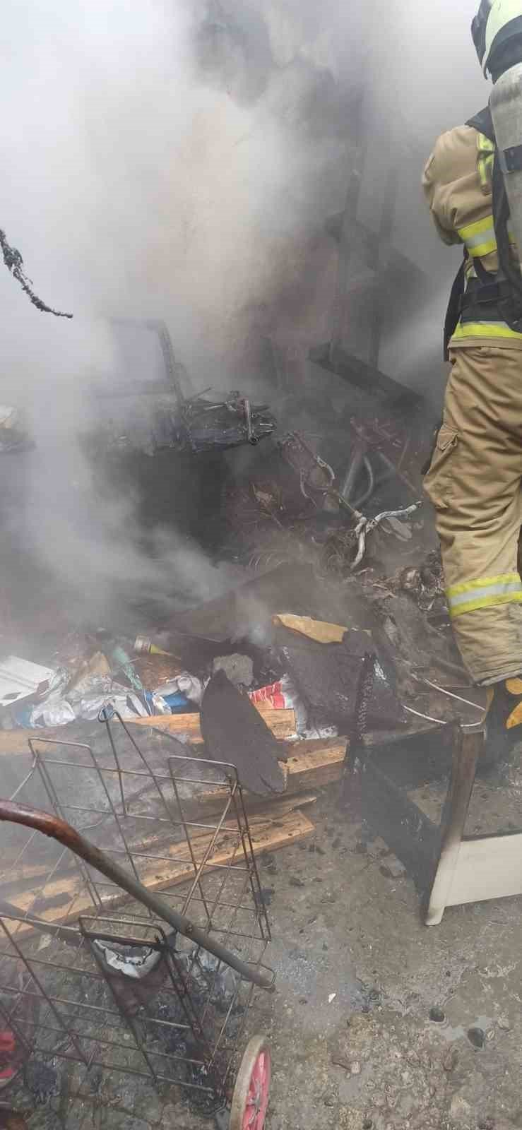 balikesirde komurlukte cikan yangin korkuttu 4 AlZ9QBja