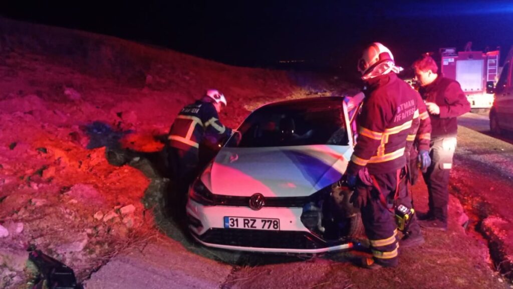 batmanda hafif ticari arac ile otomobil carpisti 4 yarali 2f8mYZ4T