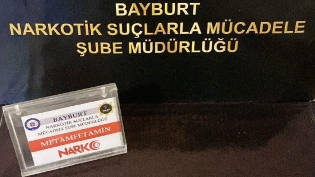 Bayburt’ta üst aramasından uyuşturucu madde çıktı 2 bayburtta ust aramasindan uyusturucu madde cikti Z3RpgUa2