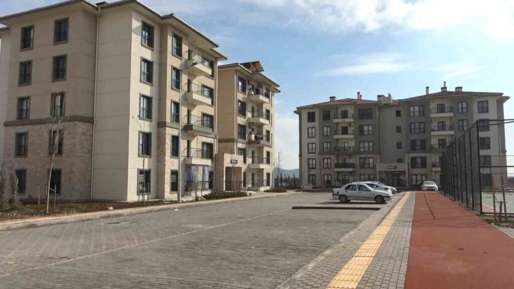 baykarin konutlarina yerlesen depremzedeler evleri begendi gtjmaJMX