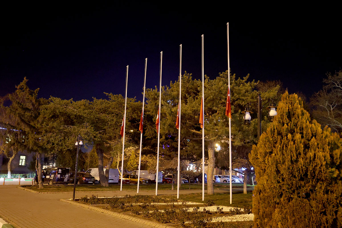 bayraklar yariya indirildi 4 Cig6BSVr