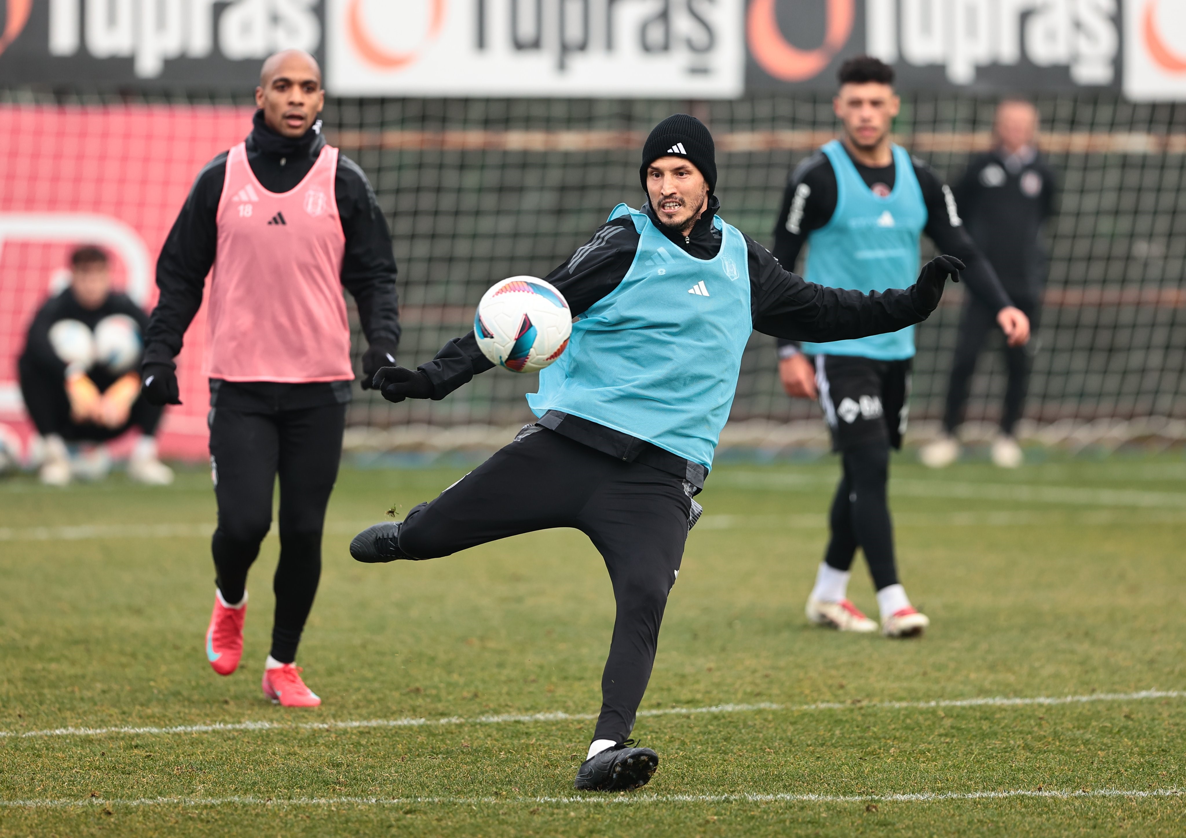 besiktas ara vermeden calisiyor 1 459TPbUA