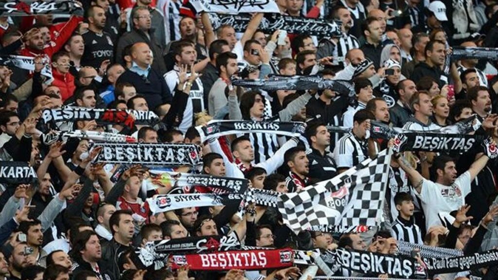 besiktasli taraftarlardan anlamli hareket tribunler sessizlige burunecek 8Mu2ICDU