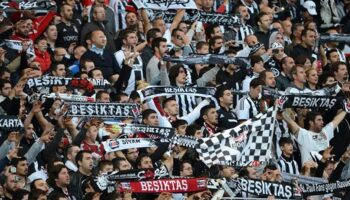 besiktasli taraftarlardan anlamli hareket tribunler sessizlige burunecek 8Mu2ICDU