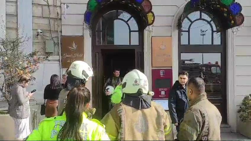 beyoglunda 5 katli tarihi otelde korku dolu anlar saunada basladi misafirler tahliye edildi 1 XqNlh3BT