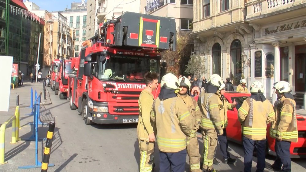 beyoglunda 5 katli tarihi otelde korku dolu anlar saunada basladi misafirler tahliye edildi 3 hYI1GCaB