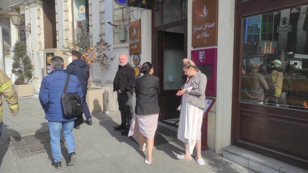 beyoglunda 5 katli tarihi otelde korku dolu anlar saunada basladi misafirler tahliye edildi 5