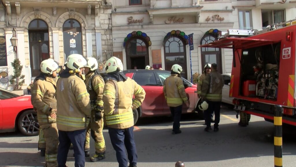 Beyoğlu'nda 5 katlı tarihi otelde korku dolu anlar! Saunada başladı, misafirler tahliye edildi 7 beyoglunda 5 katli tarihi otelde korku dolu anlar saunada basladi misafirler tahliye edildi kyESKzU9