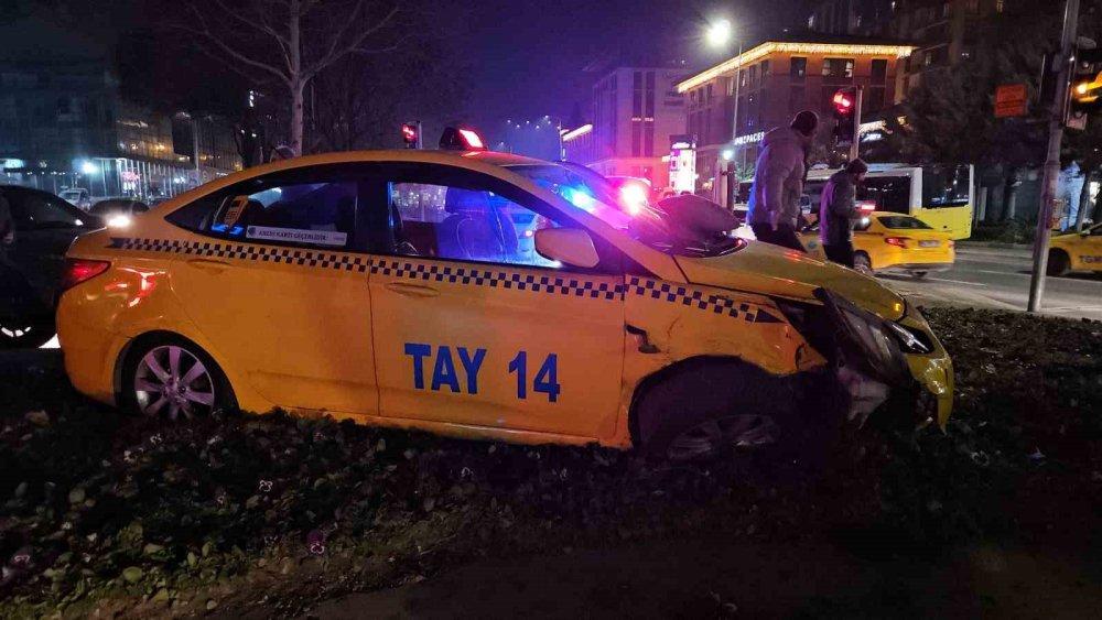 beyoglunda tehlikeli manevra taksi yoldan cikti 1 yarali 0