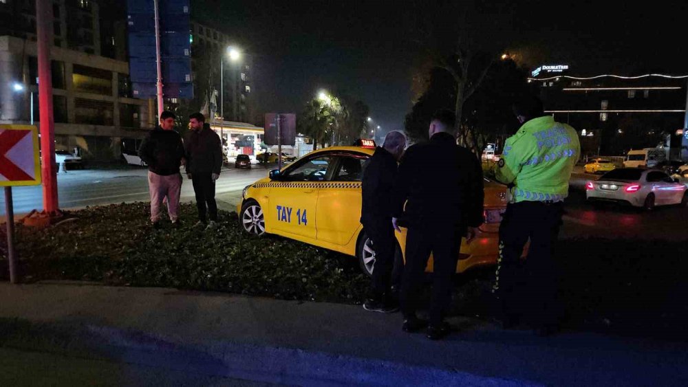 beyoglunda tehlikeli manevra taksi yoldan cikti 1 yarali 2 FIe2w1UQ