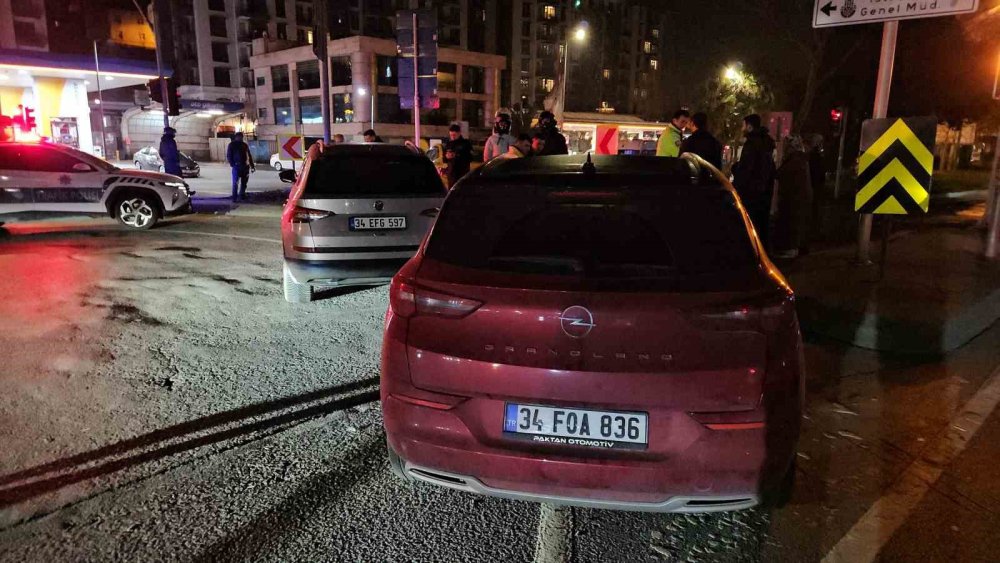 beyoglunda tehlikeli manevra taksi yoldan cikti 1 yarali 3 lCpDUFLQ