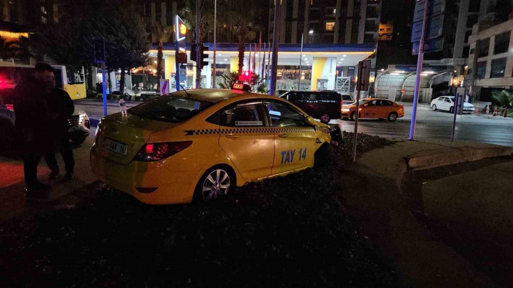 beyoglunda tehlikeli manevra taksi yoldan cikti 1 yarali 4 NVqOcEdD
