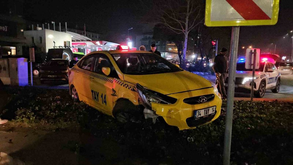 beyoglunda tehlikeli manevra taksi yoldan cikti 1 yarali 5 G9bZIWj1