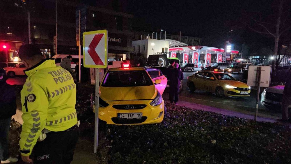 beyoglunda tehlikeli manevra taksi yoldan cikti 1 yarali 6 E9nOqIFY