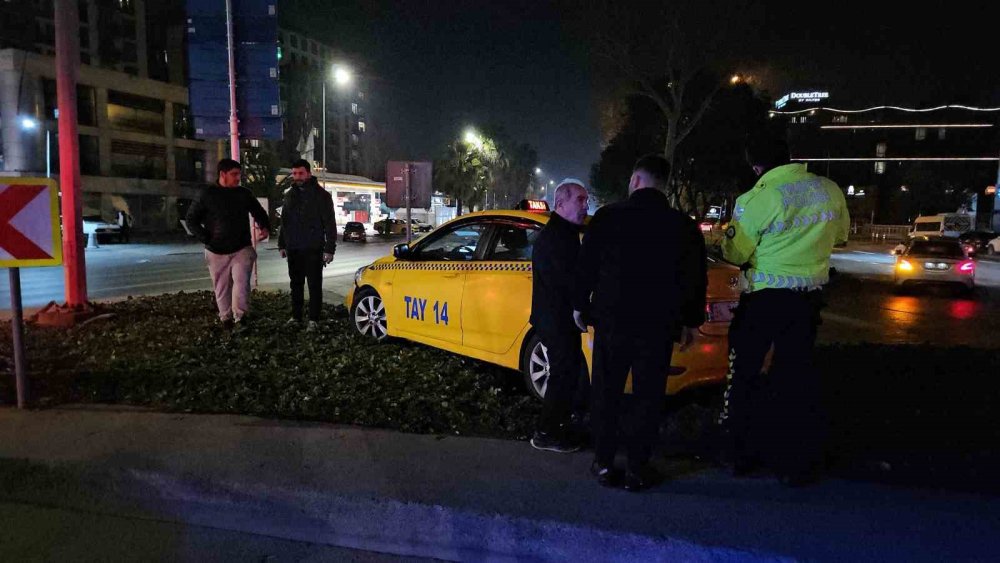 beyoglunda tehlikeli manevra taksi yoldan cikti 1 yarali 7 vNjgG6As