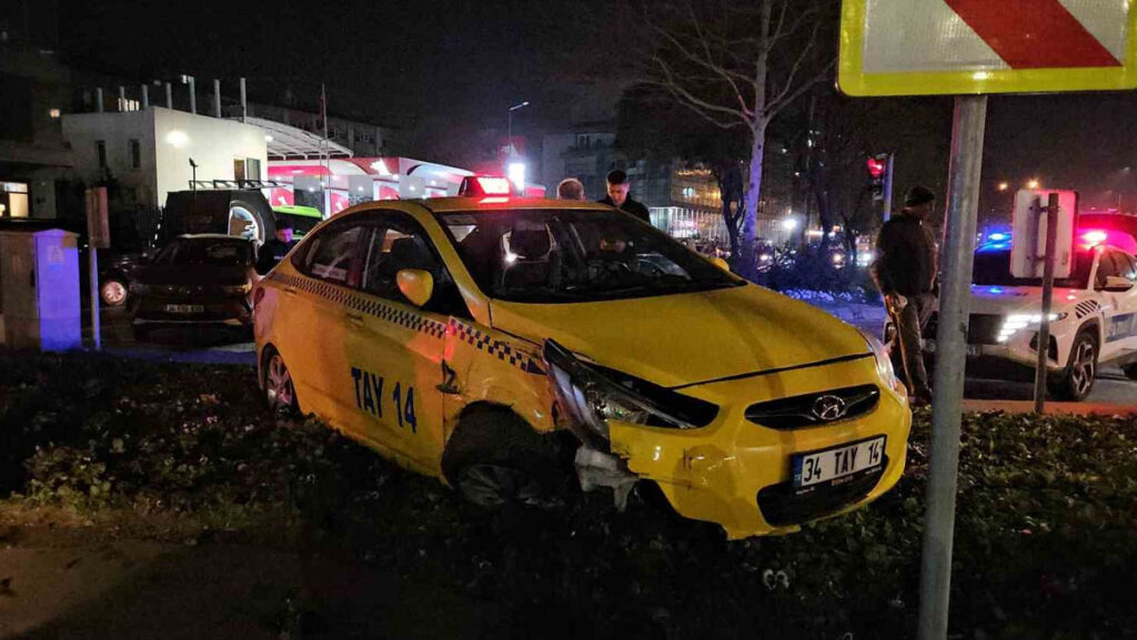 beyoglunda tehlikeli manevra taksi yoldan cikti 1 yarali dtWqBmKY