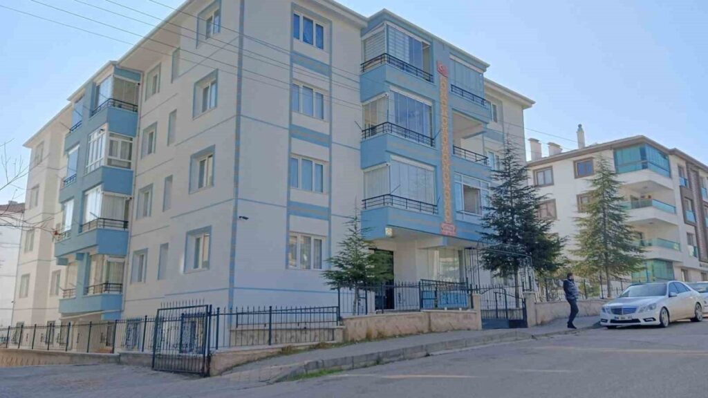 bir aile boyle yok oldu once esini bicaklayarak oldurdu ardindan intihar etti 6W2it6H8