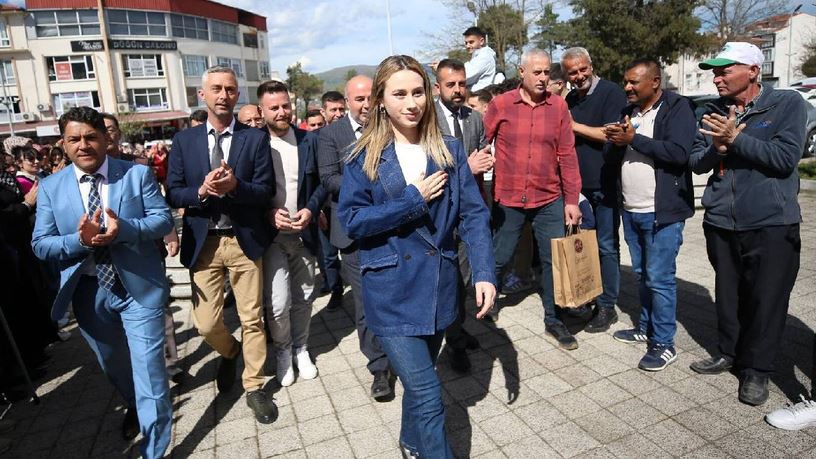bir belediye baskani daha akpye katildi rozeti takildi 0 DLMcu5dR
