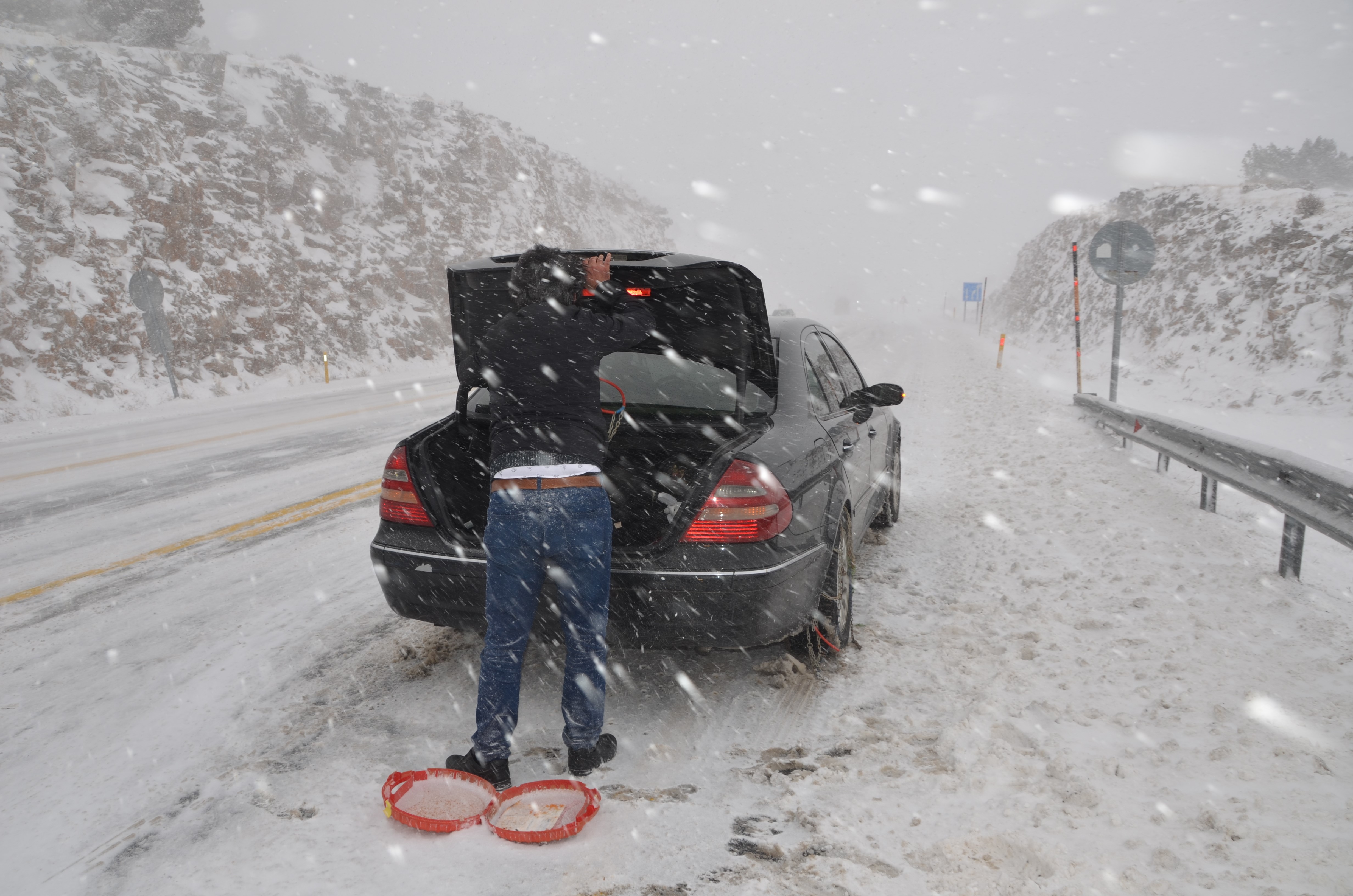 bu yolu kullanacak olanlar dikkat kar yagisi basladi ekipler alarma gecti 0 ADjkXW25