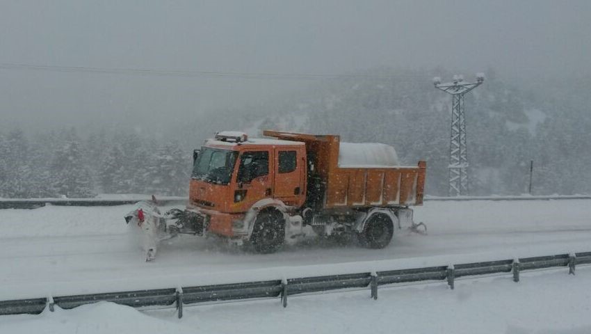 bu yolu kullanacak olanlar dikkat kar yagisi basladi ekipler alarma gecti 1 3T6ke24C