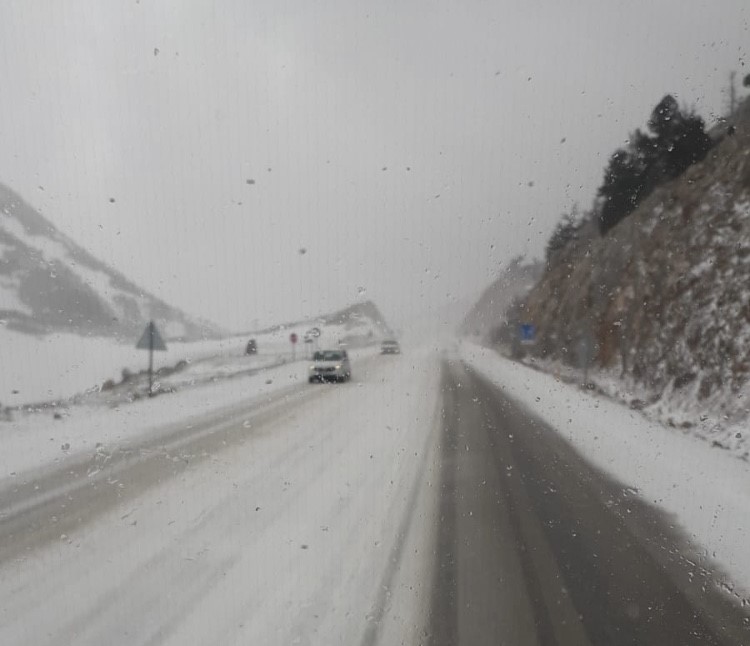 bu yolu kullanacak olanlar dikkat kar yagisi basladi ekipler alarma gecti 4 b65l1FZ8