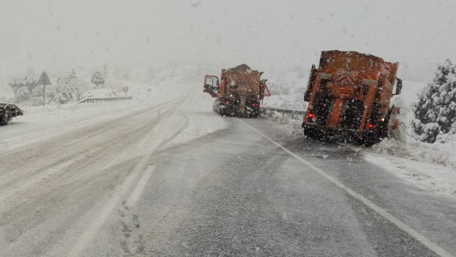 bu yolu kullanacak olanlar dikkat kar yagisi basladi ekipler alarma gecti 5 eKpnmr1q
