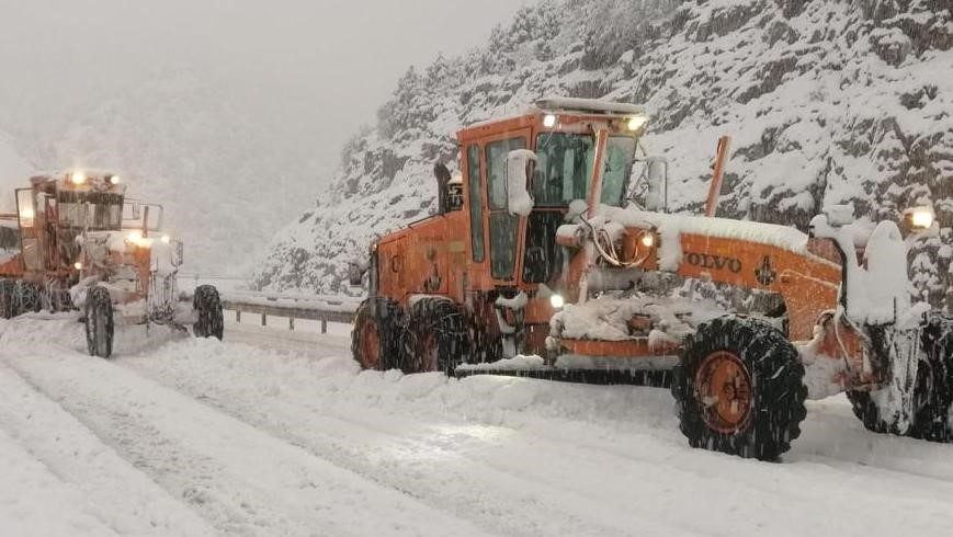 bu yolu kullanacak olanlar dikkat kar yagisi basladi ekipler alarma gecti 6 tL88H81U