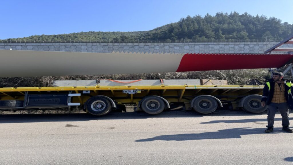 bursada ruzgar turbinin kanadini tasiyan tir su kanalina dustu A2GGaz26