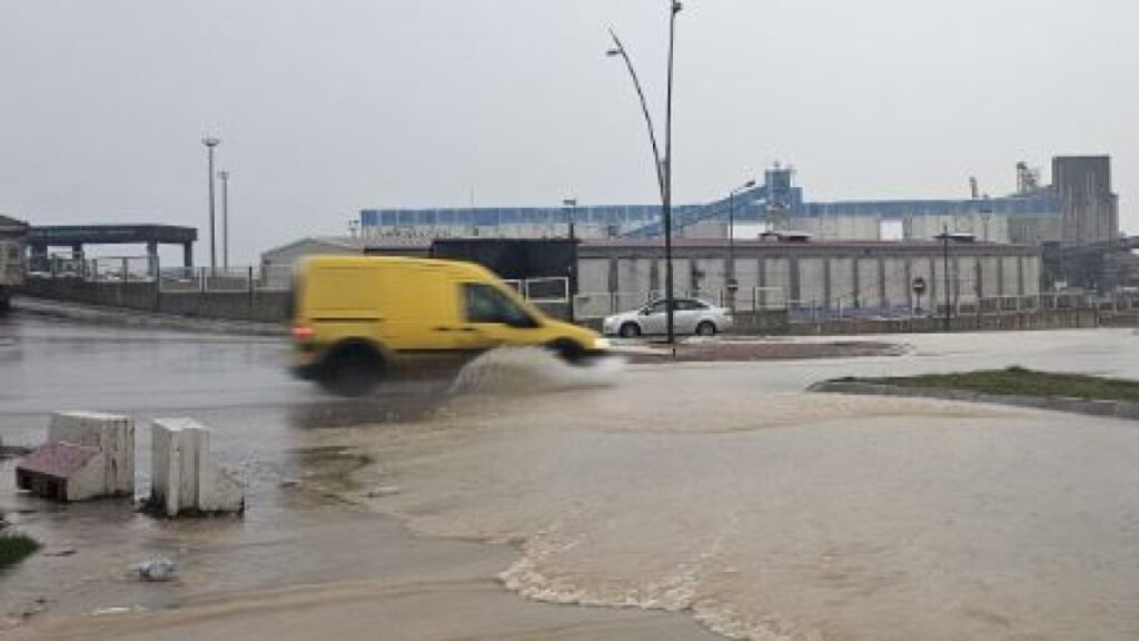cadde ve sokaklar gole dondu rLc1csJX