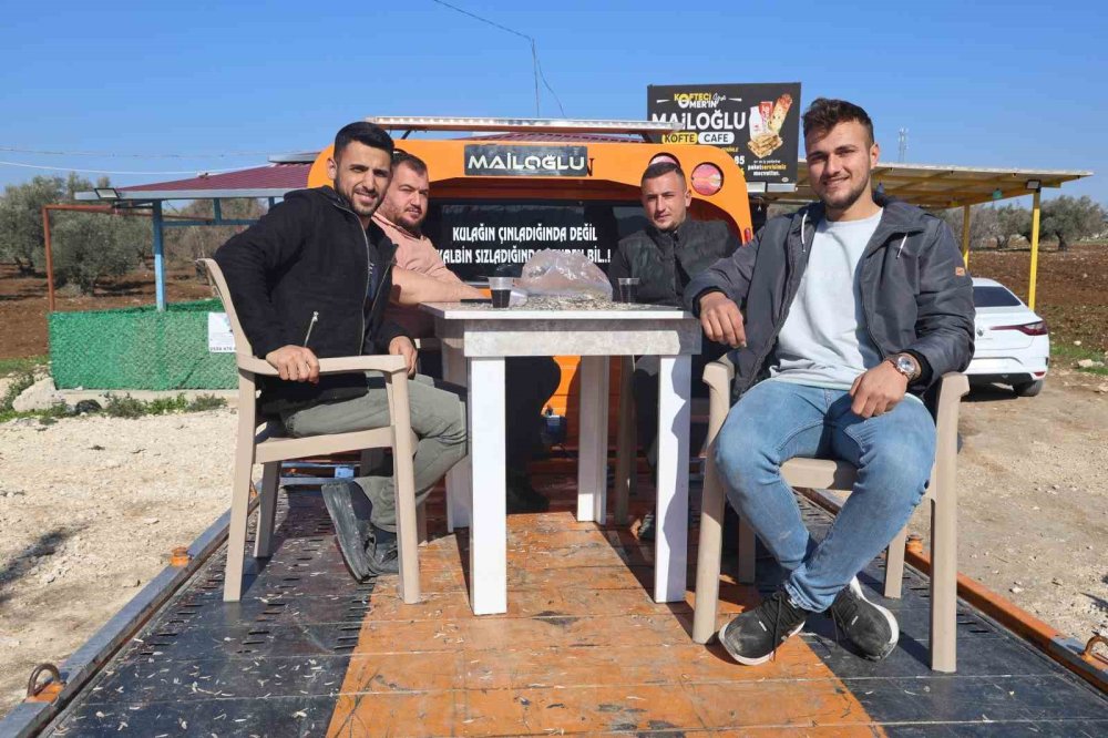 can sikintisindan cekici uzerine masa ve sandalye atarak sehir turuna ciktilar 0 nOiQ5hzN