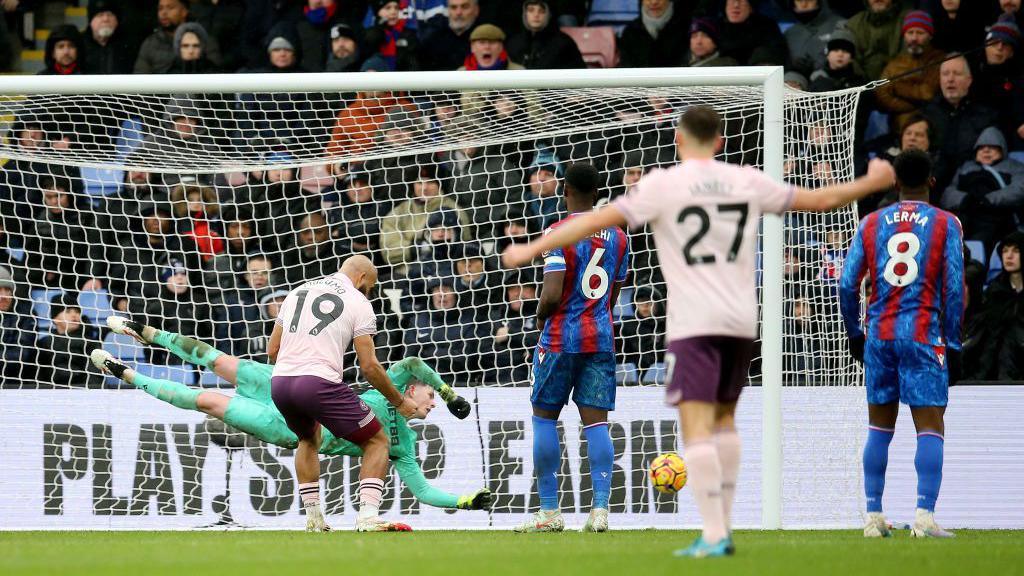 crystal palace evinde brentforda yenildi 0