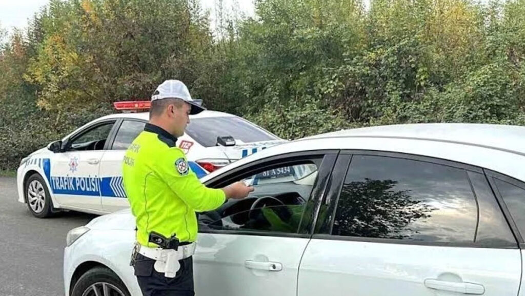 Dron destekli trafik denetiminde 25 sürücüye 50 bin TL ceza 1 dron destekli trafik denetiminde 25 surucuye 50 bin tl ceza 76b65bxX