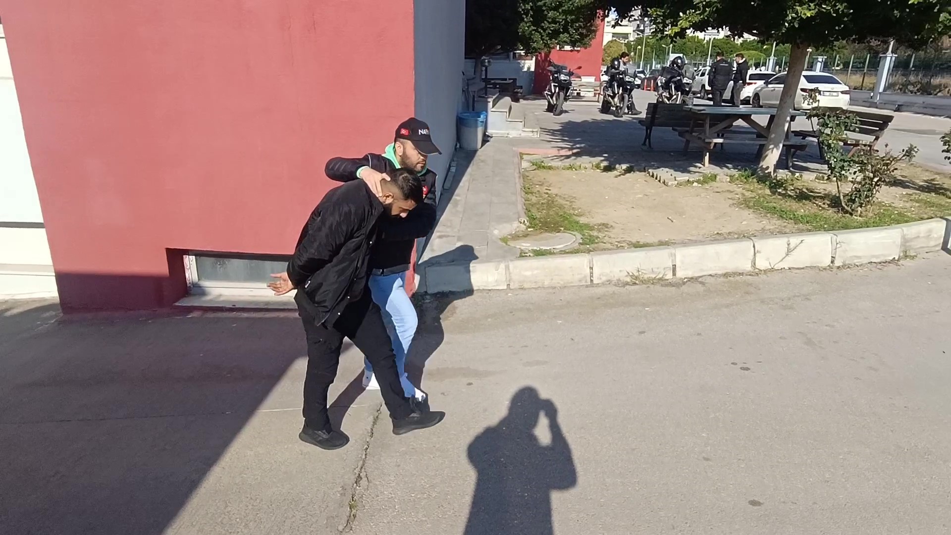 ekmek arasi uyusturucu servisi savunmasi soke etti 3 NFdcd5sZ