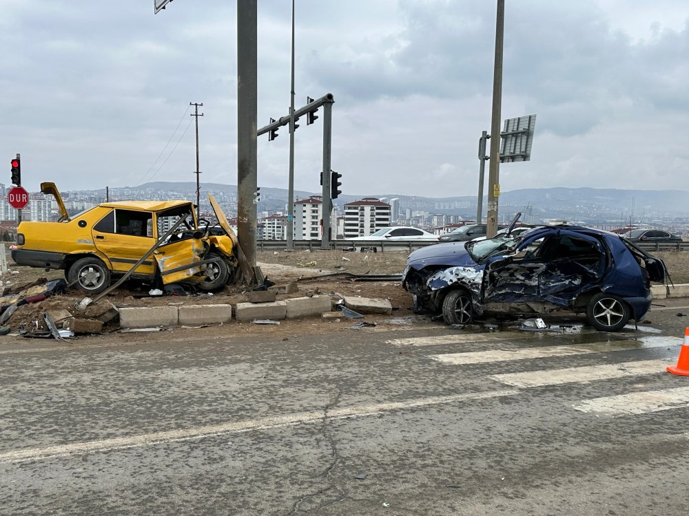 elazigda 3 aracin karistigi kaza 1i agir 3 yarali 1 XNSVeMTL
