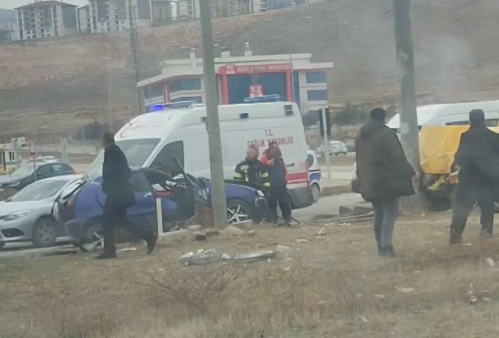 elazigda 3 aracin karistigi kaza 1i agir 3 yarali 4 ducIlOsD