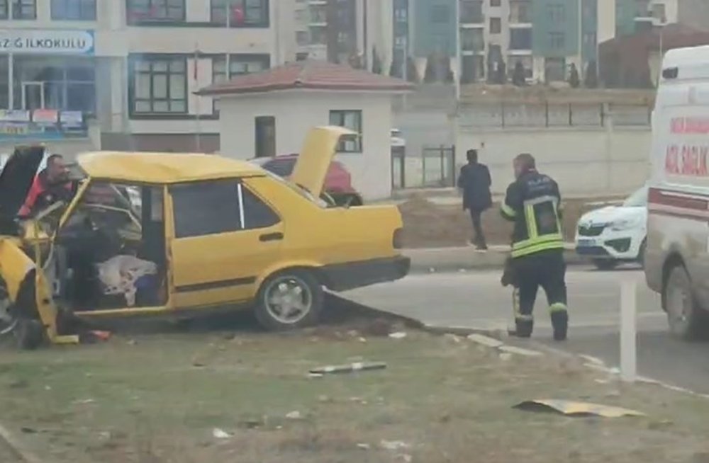 elazigda 3 aracin karistigi kaza 1i agir 3 yarali 5 tnkVyty5