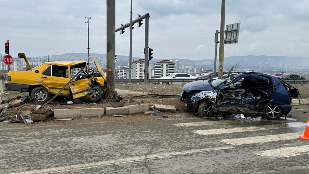 elazigda 3 aracin karistigi kaza 1i agir 3 yarali Y5nwTuts