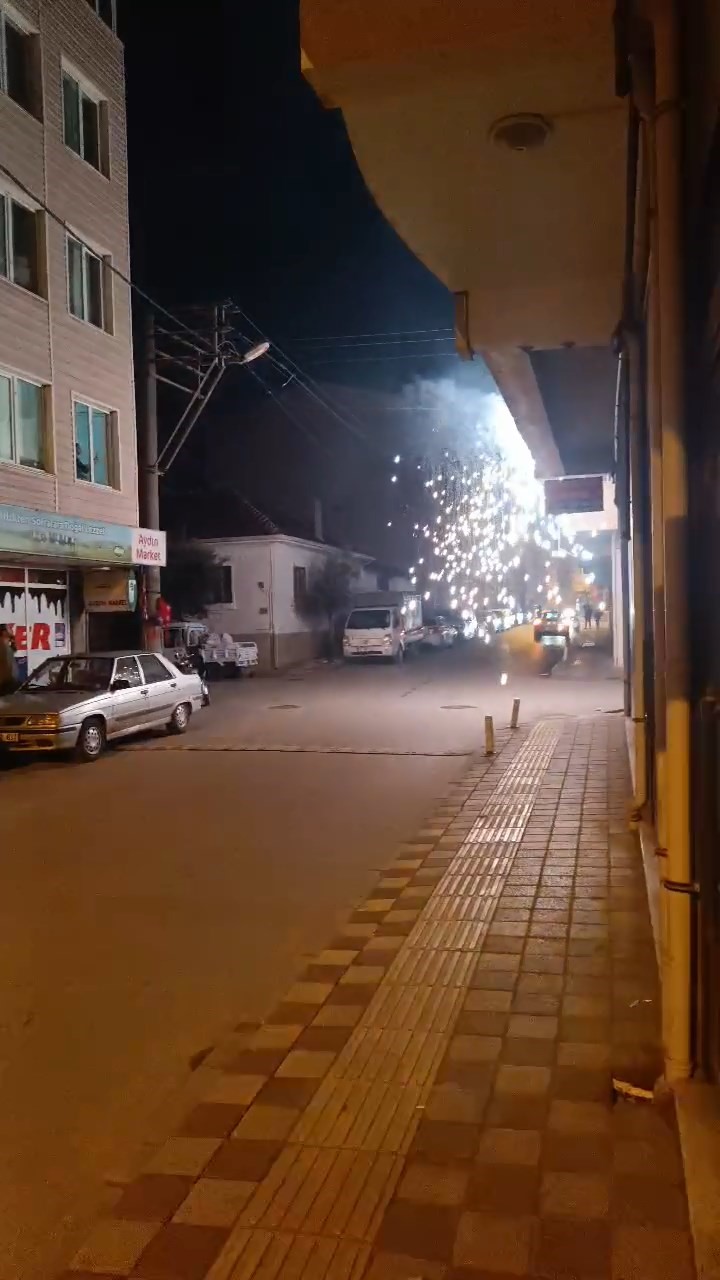 elektrik telleri sokagi aydinlatti 0 87BWbtri