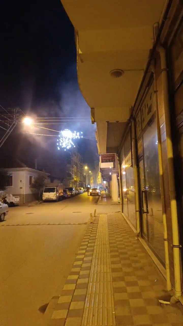 elektrik telleri sokagi aydinlatti 1 Ms8pygEp