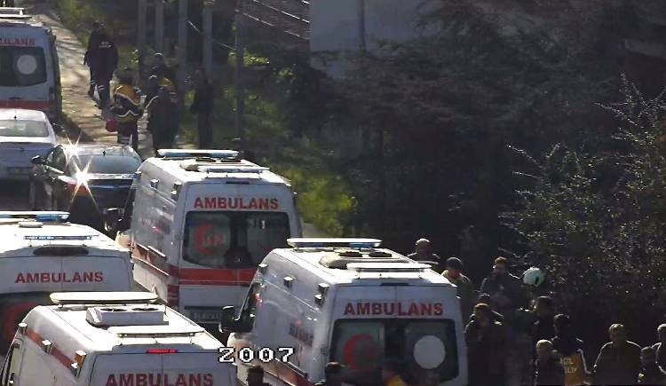 esenlerde surucusunun makas atmasi sonucu arac takla atti cok sayida yarali var 2 ybg7PAhK