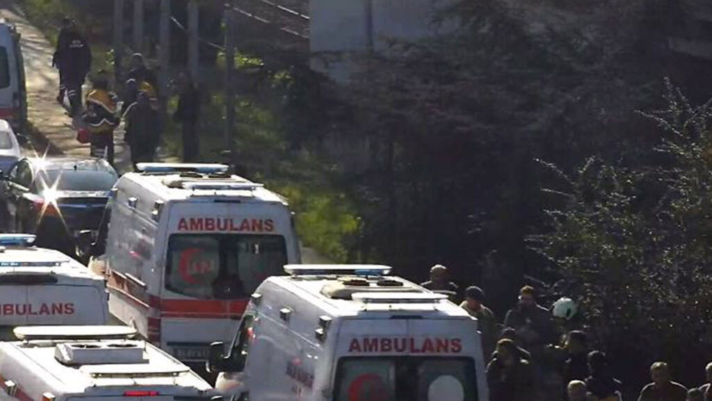 esenlerde surucusunun makas atmasi sonucu arac takla atti cok sayida yarali var eyimFzgc