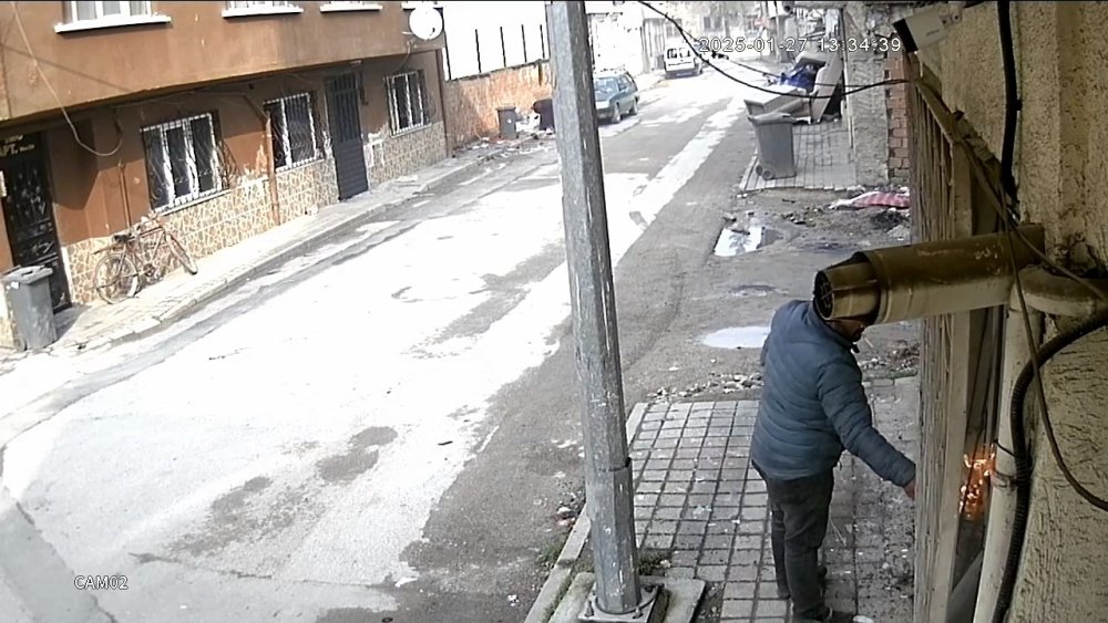 evi yakan adam 2 cocugunu rehin aldi 20 saattir elinde bicakla jandarmaya direniyor 1 KvrIgRN9