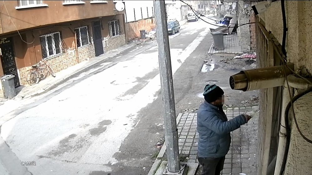 evi yakan adam 2 cocugunu rehin aldi 20 saattir elinde bicakla jandarmaya direniyor 2