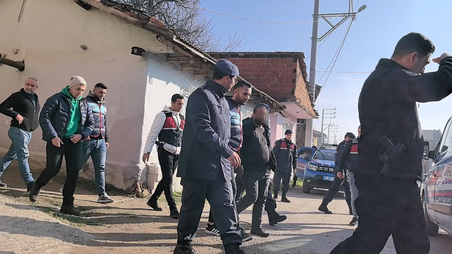evi yakan adam 2 cocugunu rehin aldi 24 saat sonra teslim oldu 6 rz8hNRXU