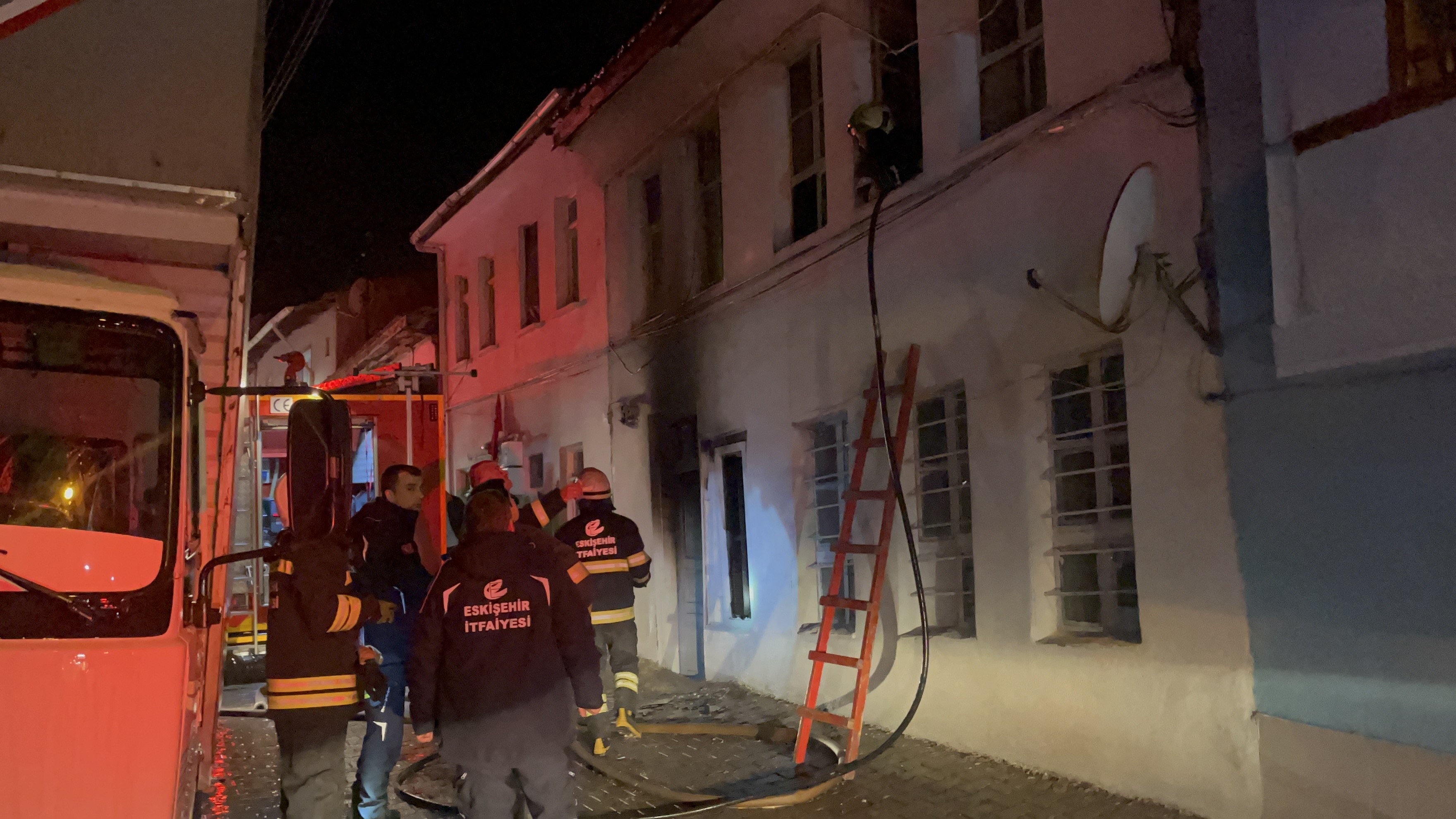 evsiz kalisini gozyaslariyla izledi 0 vGOLgEnM